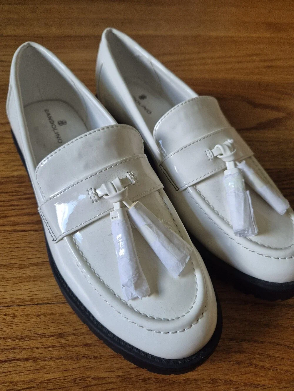 Bandolino White Patent Tassel Loafers, size 6,5 NWOB
